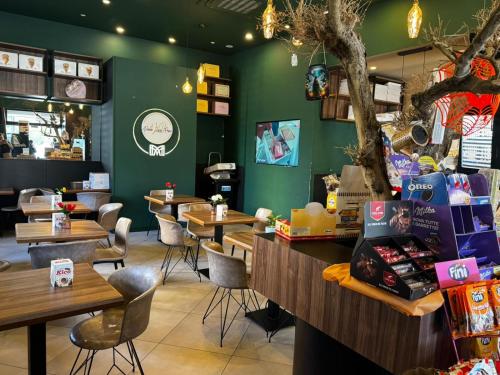 埃尔科拉诺金域住宿加早餐旅馆的餐厅拥有绿色的墙壁和桌椅