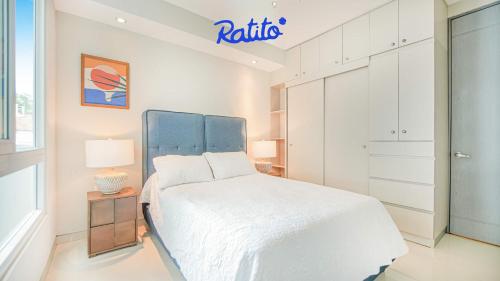 une chambre blanche avec une tête de lit bleue et un lit dans l'établissement 3A Torre KU 2BR Sofa DowntownView PrivateBalcony, à Puerto Vallarta