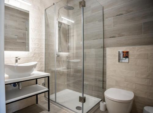 Un baño con ducha, inodoro y lavabo. en Studio Pop Art, en Batajnica