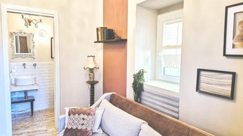 Villa Santa MariaにあるNel Borgo di San Francesco - Ospitalità Diffusaのソファと窓のあるリビングルーム