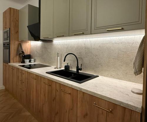 una cocina con fregadero y encimera en The Bucket - Calla Old Town with Jacuzzi, en Brasov