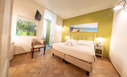 Ένα ή περισσότερα κρεβάτια σε δωμάτιο στο LC Boutique Hotel