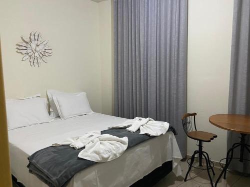 um quarto com uma cama com toalhas em Vila Marias em Ouro Preto