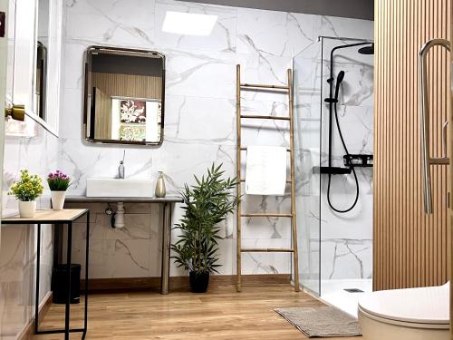 Ванная комната в HOSTEL Pepper-Gold - FREE COFFE -TOWELS - FREE LOCKERS - STEP-FREE ACCESS