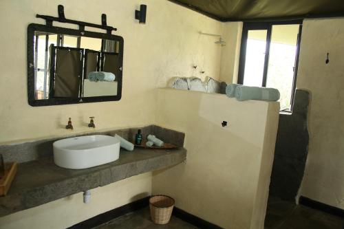 Ένα μπάνιο στο River Edge Lodge Masai Mara, Talek