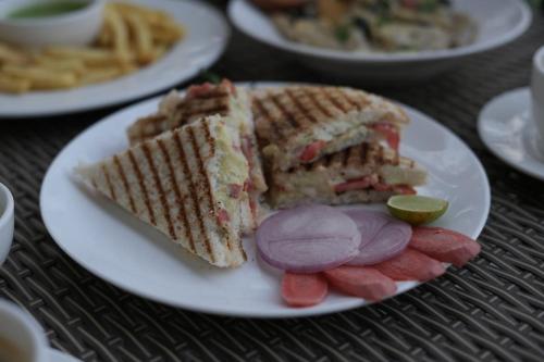 Φαγητό σε αυτό το δωμάτιο σε οικογενειακή κατοικία ή κάπου εκεί κοντά