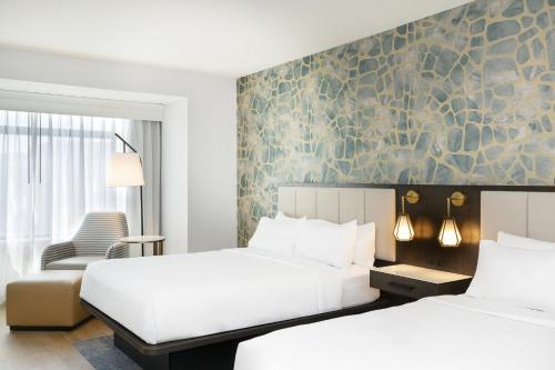 روشيستر ماريوت مايو كلينيك اوريا في روتشستر: غرفة فندقية بسريرين وكرسي