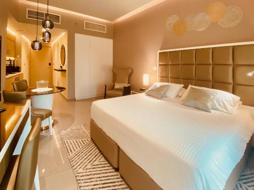 Premium Guest - Majestine Downtown Luxe