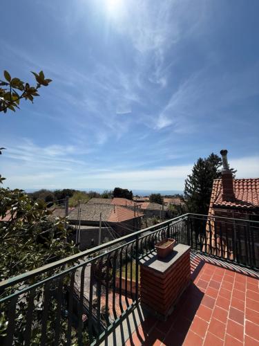balcone con vista sul tetto di Otium54 apartment a Ragalna