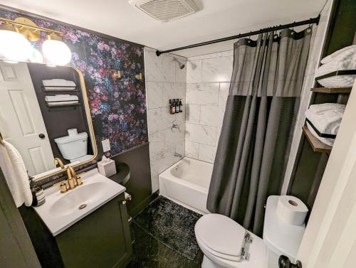 un bagno con lavandino, WC e doccia di Downtown 3 Bed Loft Apartment a Delaware