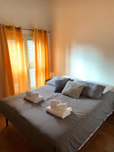 un letto con due asciugamani sopra di Otium54 apartment a Ragalna