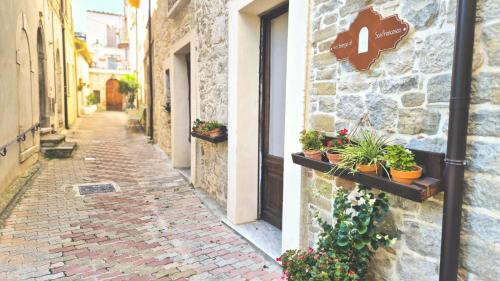 an alley with potted plants on the side of a building at Nel Borgo di San Francesco - Ospitalità Diffusa in Villa Santa Maria