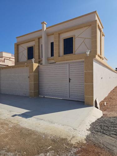 una casa con garage con vialetto di فلة الشروق - Sunrise Villa a Sur