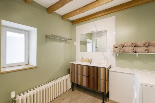 Saint-Maurice-lʼExilHome的浴室里有洗手池和镜子