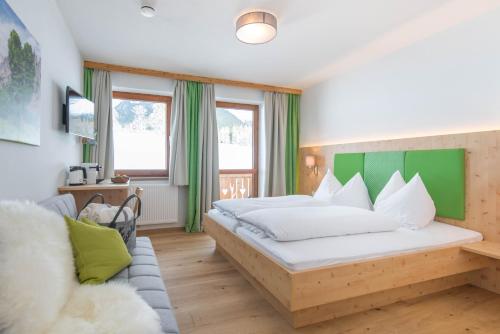 Un pat sau paturi într-o cameră la Landhaus Sunseitn