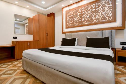 a bedroom with a large bed in a room at Hotel O THE SHAURYA INN in Bhauli