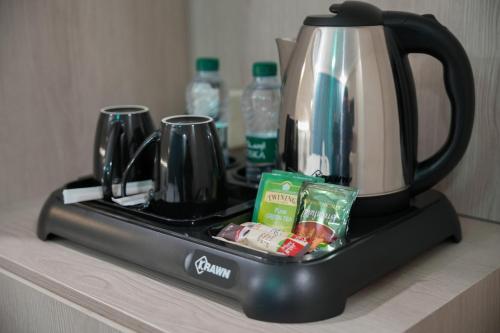 The High View Hotel - ذا هاي فيو في الباحة: ماكينة صنع القهوة موضوعة فوق المنضدة