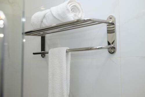 The High View Hotel - ذا هاي فيو في الباحة: رف مناشف في الحمام مع مناشف