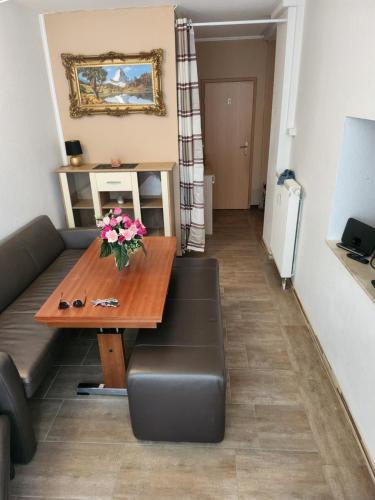 Posezení v ubytování Halle, TOP -PREISE, große 79 qm SD FeWo, EG, wahlweise mit 1- 3 DZ, inklusiv TV Lounge, Küche, Bad WC Einfach und gut, Langzeitmieter VB Preise