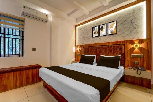 una camera da letto con un letto grande in una stanza di Townhouse Cochin Airport Formerly Skyluxe a Nedumbassery