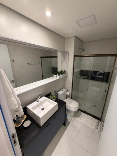 łazienka z umywalką i toaletą w obiekcie Beach Class Summer Slin Térreo Garden w mieście Porto de Galinhas
