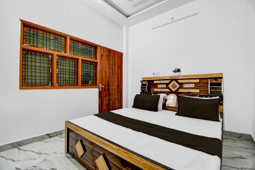 a bedroom with a large bed in a room at HOTEL O ROYAL SIDHAULI in Manwān