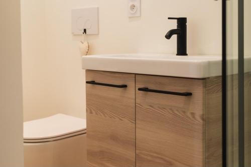 un bagno con lavandino e WC di Ty pesker a Jouvente