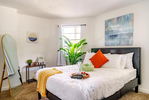 um quarto com uma cama grande com travesseiros laranja em Jungle House Columbus Sleep 12 Downtown Ohio Free Parking - Steps to Convention Center & Nationwide Arena - 2BR Short North Luxury Home - Over 5,800 Five Star Stays em Columbus