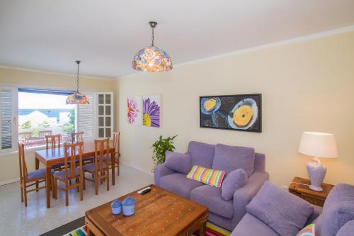 un soggiorno con un divano viola e un tavolo di Villa Tabaiba ad Arrieta