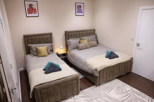 Ένα ή περισσότερα κρεβάτια σε δωμάτιο στο Spacious High street apartment