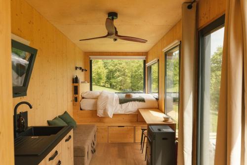 ein Schlafzimmer in einem winzigen Haus mit einem Bett in der Unterkunft Parcel Tiny House I Richecourt vue Lac in Mesbrecourt-Richecourt
