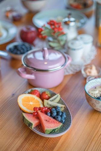 una mesa de madera con un plato de fruta. en Landhaus Sunseitn, en Ramsau am Dachstein