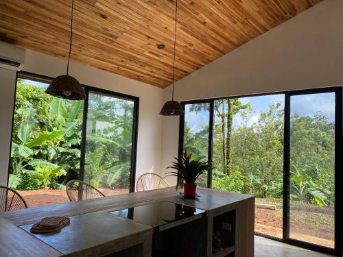 Ảnh trong thư viện ảnh của Private rainforest villa up to 8 guests w jacuzzi near Rio Celeste ở Upala