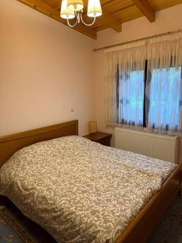 Ένα ή περισσότερα κρεβάτια σε δωμάτιο στο Stymfalia Cozy Village Guesthouse