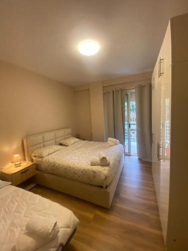 Ένα ή περισσότερα κρεβάτια σε δωμάτιο στο Aurora Apartament