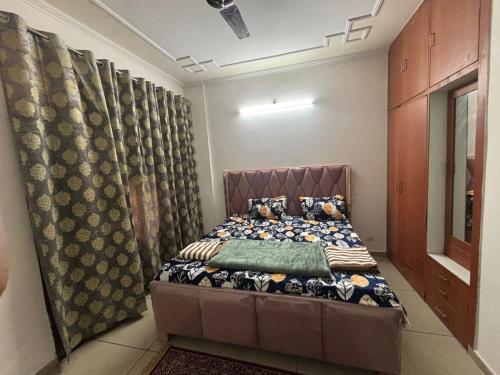 Кровать или кровати в номере ComfortStay 1BHK