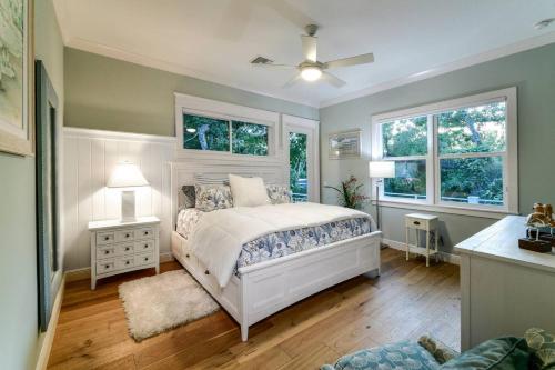 una camera con un letto bianco e due finestre di Arts & Vines a Longbeach