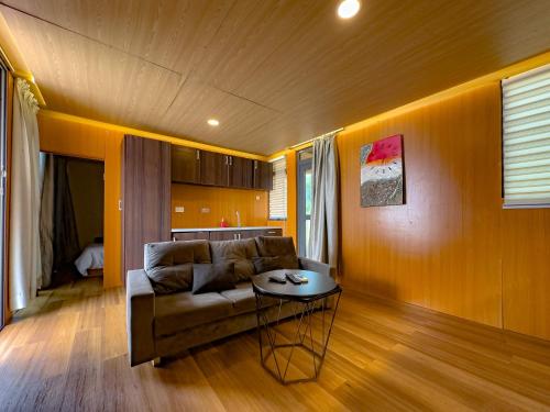 una sala de estar con un sofá y una mesa en Azumah, en Kokrobite