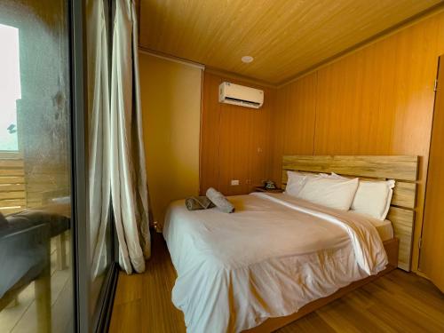 un dormitorio con una cama grande en una habitación en Azumah, en Kokrobite