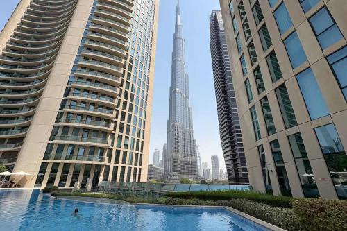 Connection to Dubai Mall, 2 King Beds, with Pool, Gym, Tennis Court