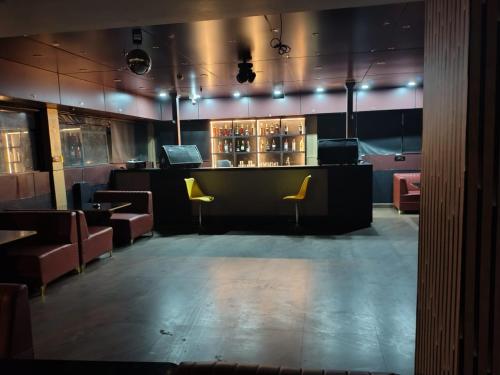 Lounge nebo bar v ubytování Hotel MKG Inn Club and Bar Jaipur