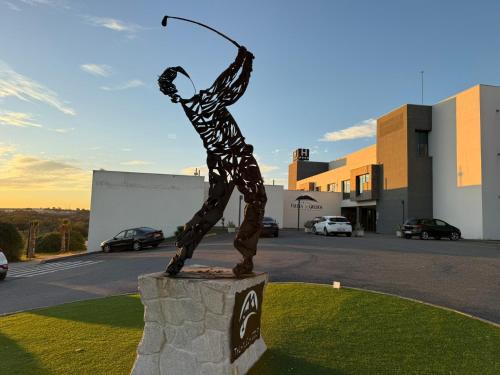 una estatua de una persona haciendo un truco en Hospedium Hotel Valles de Gredos Golf, en Talayuela