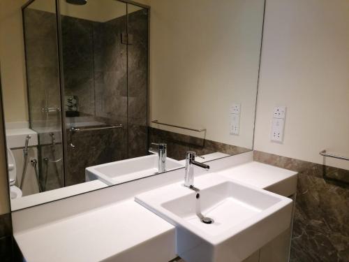 Ένα μπάνιο στο Cinnamon Life 2BR Apartment