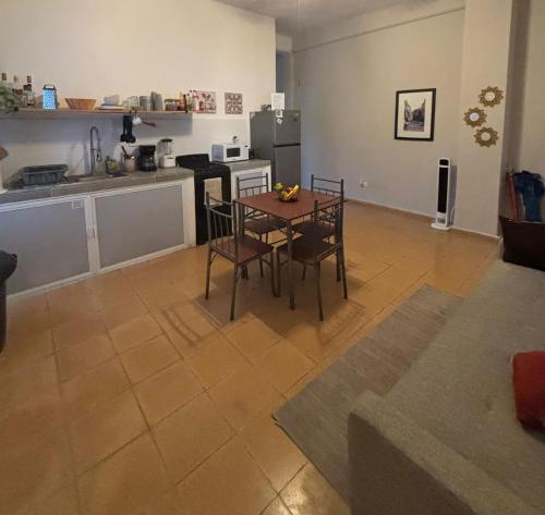 a kitchen with a table and chairs in a room at Centrico departamento en el corazon de Cancun a 5 mins del ADO in Cancún