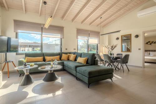 Χώρος καθιστικού στο Seawhisper Villa