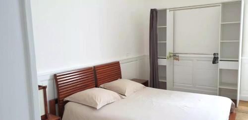 Centre ville Angouleme في أنغوليم: غرفة نوم مع سرير ودش زجاجي