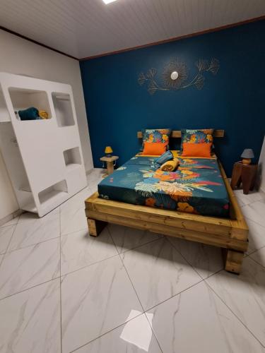 Una cama o camas en una habitación de Villa aux 4 palmiers
