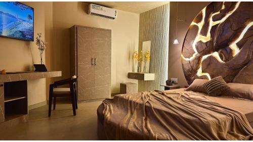 Телевизор и/или развлекательный центр в ROBA- BeachCafe & LuxuryStay