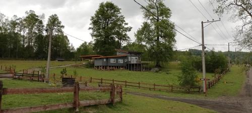 Phong cảnh thiên nhiên gần nhà gỗ