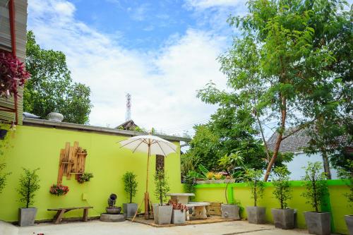 Κήπος έξω από το Malai Place Lampang